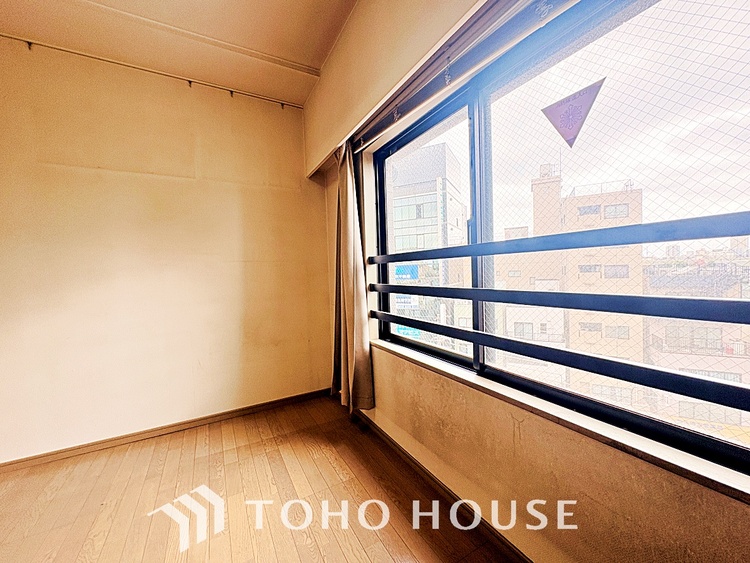 内装 風の通り道。舞い込んでくる風が優しく躍り、室内に爽やかな空気を運んでくる。そこに季節の息吹を感じて、いまがどんな季節なのかを実感する。