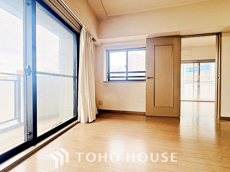 内装 ◆サンサンと◆差し込む太陽の光がこのリビングに笑いをもたらす。ソファの上のクッションがポカポカした暖気にぬくぬくと微睡んでいる。