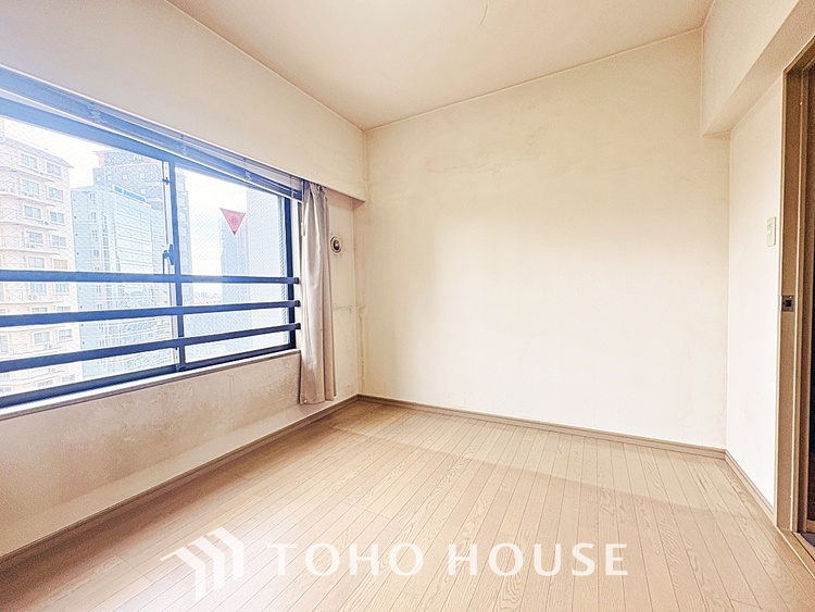 内装 使いやすく、明るい洋室に仕上がります。子供部屋や趣味のお部屋にご利用できます。ご自身で家具などを配置し、素敵な空間を創り上げられます。