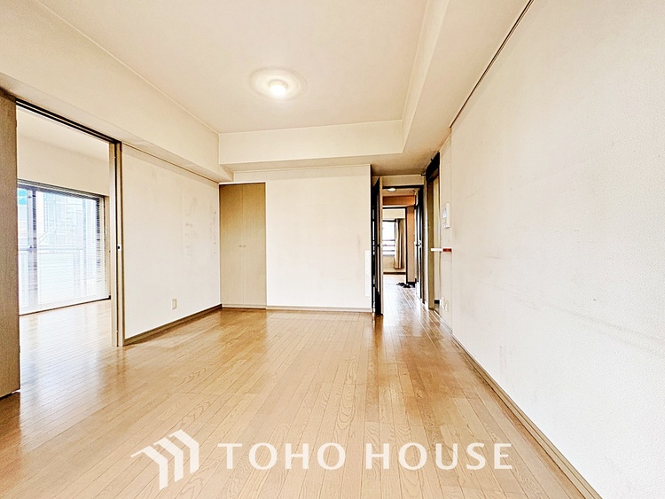 内装 ◆瀟洒な空間◆落ち着きのある彩が見事に調和させた瀟洒な空間を演出。ここに集まる家族の会話と笑顔が絶え間なく続く幸せな空間。