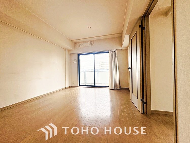 内装 ここはみんなが集い、食事と楽しい会話が始まる場所。話に夢中になりすぎて、ついつい時を忘れ、夜半過ぎになってしまう。そんな束の間の幸せを感じさせてくれます。