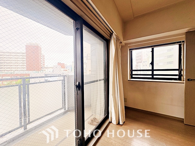 内装 使いやすく、明るい洋室に仕上がります。子供部屋や趣味のお部屋にご利用できます。ご自身で家具などを配置し、素敵な空間を創り上げられます。