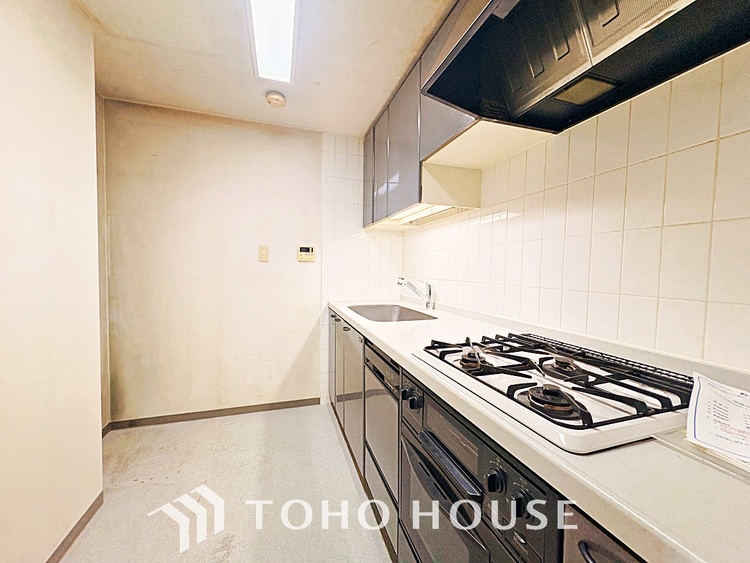 キッチン 手元の収納から、足元の収納までが全てスライド式で、奥のスペースまで有効に活用できます。奥まで上から見渡せるので、たまにしか使わない調理器具もサッと取出せます。