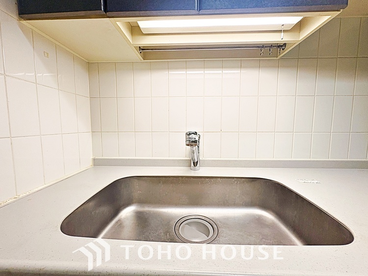 キッチン ◆愛育◆キッチンは家族の絆を育む大切な空間。シンプルで使い易いSystemKitchenで愉しく作る料理は愛情のある美味しいご馳走に。家族で使える広々としたダイニングキッチンです。