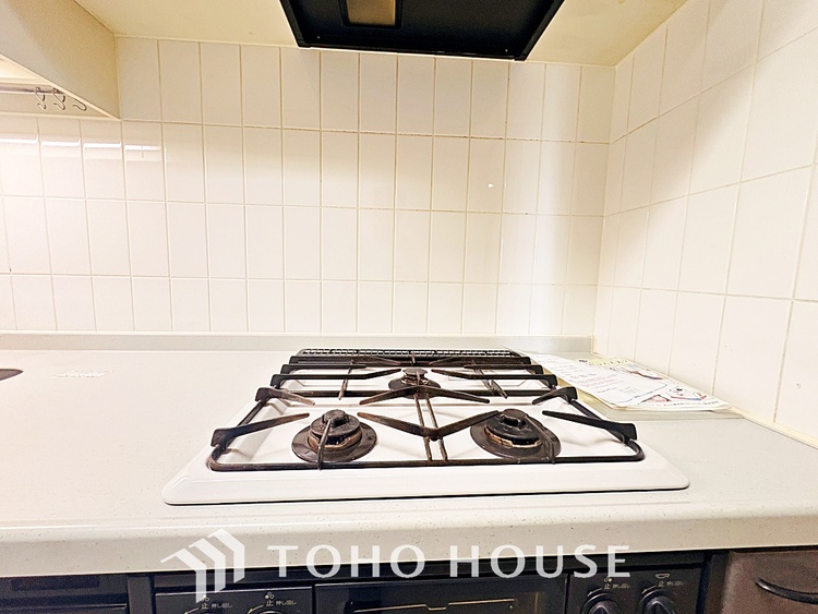 キッチン キッチンは家族の絆を育む大切な空間。シンプルで使い易いシステムキッチンで愉しく作る料理は愛情のある美味しいご馳走に。家族で使えるダイニングキッチンです。