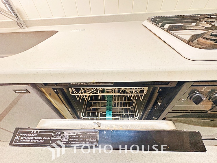 キッチン 広々としたキッチンのシンクは、料理の準備と片付けを楽にし、使いやすさを最大限に引き立てます。