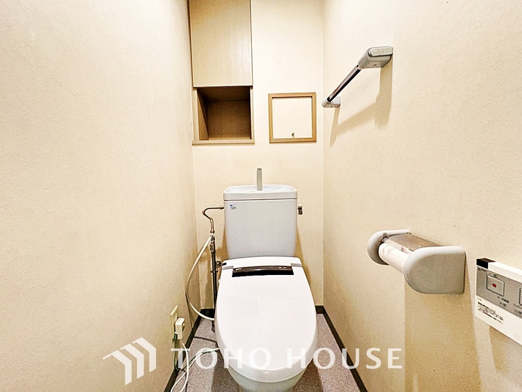 トイレ 清潔感あるホワイト調のクロスと温もり溢れるモダンカラーの床材が見事に調和した本邸宅は、毎日の生活を少しでも快適に過ごして頂ける様に落ち着いた雰囲気作りから行っています。