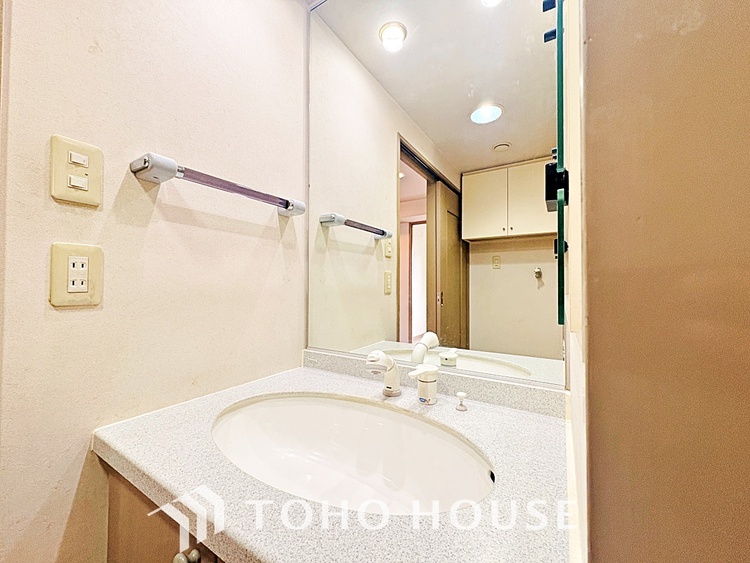 洗面 気持ちの良い朝をつくりだし、夕方には笑顔を取り戻させてくれるミラー。パウダールームはいつでも本来の自分を取り戻せる空間。明るく仕上げてあります。