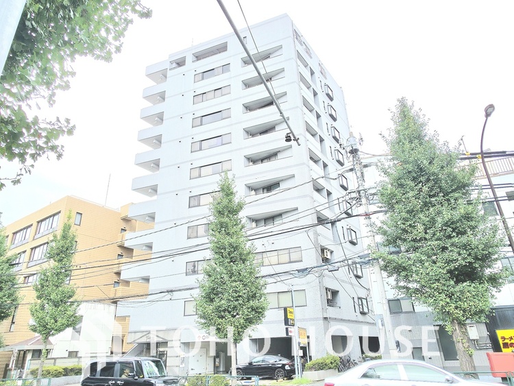 外観 通りに面した、白を基調とした清潔感のあるマンションです。周囲には緑も多く、落ち着いた雰囲気が魅力です。駅からも近く、生活しやすい環境です。