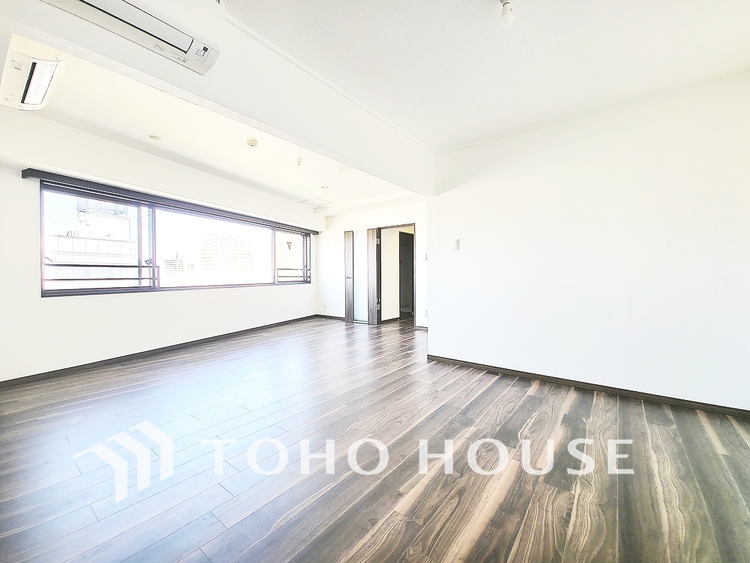 内装 陽光が降り注ぐ、開放的な大空間です。家族の絆を育み、ゲストをもてなす舞台となる、心豊かな団らんの時間が流れます。