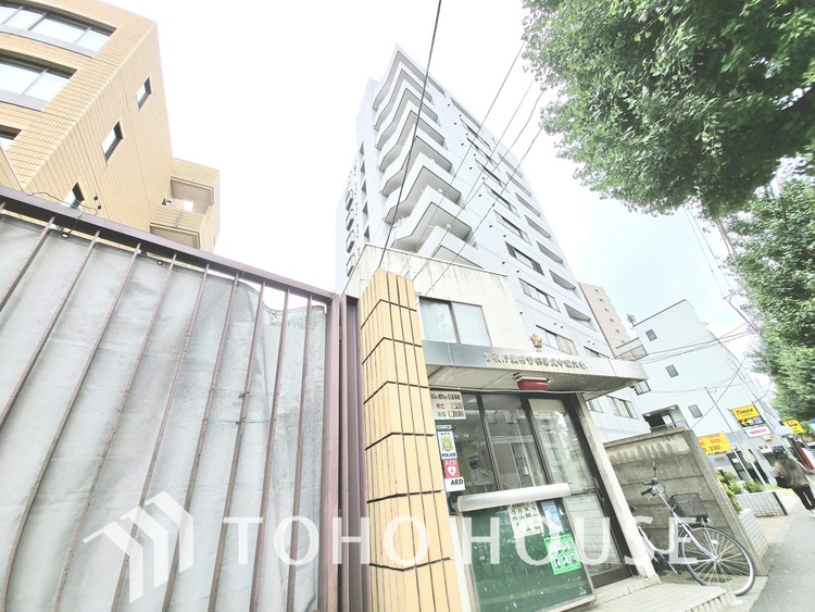 その他 交番が隣接しているため、日々の暮らしの安全をしっかりと守ってくれます。都心での生活でも、犯罪やトラブルの心配を軽減し、安心して暮らせる環境です。