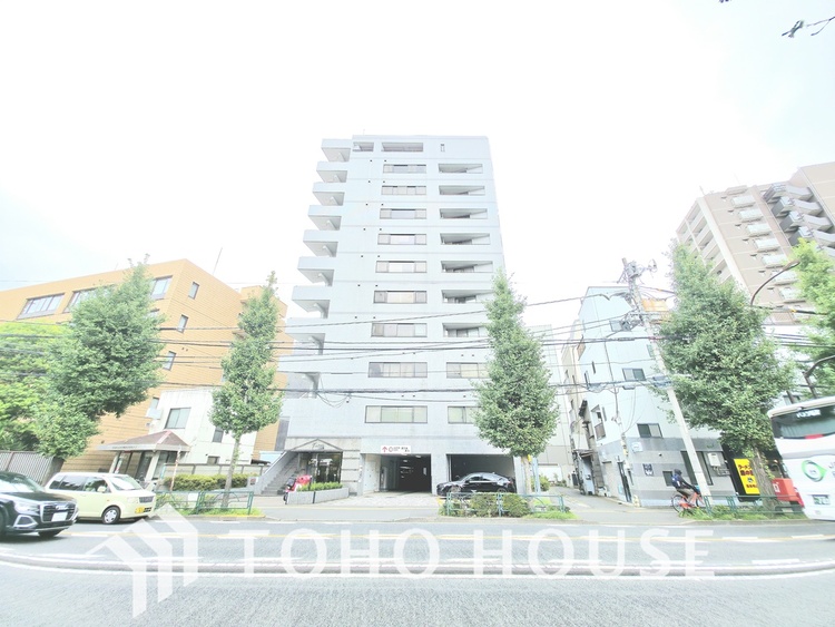 外観 落ち着いたベージュ系のタイルが、周りの街並みに溶け込むマンションです。車の往来が少ない閑静な住宅街に位置し、静かで穏やかな暮らしが叶います。駅徒歩3分の好立地です。