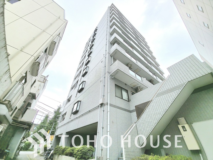 バルコニー 南西向きのバルコニーからは、気持ちの良い光がたっぷりと差し込みます。風通しも良く、いつでも明るく快適な空間です。都心にいながらも開放的な毎日を過ごせるでしょう。