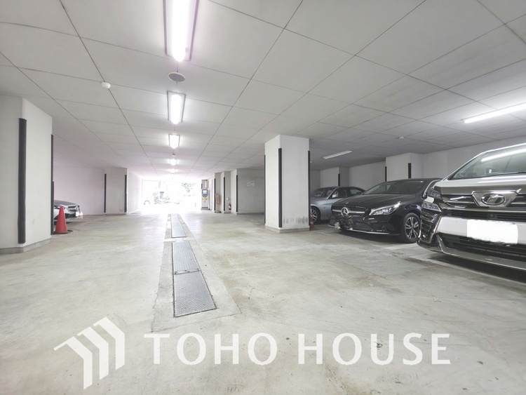 駐車場 敷地内に平置きの駐車場スペースが確保されています。大切な愛車を安全に駐車できるだけでなく、荷物の積み下ろしもスムーズに行えます。都心では希少な設備です。