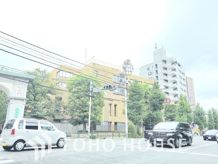外観 隣には緑豊かな大正大学があり、落ち着いた住環境です。都心にいながらアカデミックな雰囲気に触れられ、知的な刺激を感じながら暮らせます。