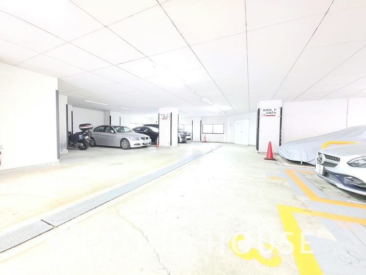 駐車場 敷地内に平置きの駐車場スペースが確保されています。大切な愛車を安全に駐車できるだけでなく、荷物の積み下ろしもスムーズに行えます。都心では希少な設備です。