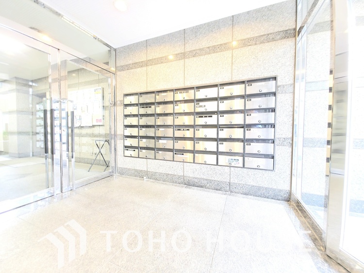 エントランス 落ち着いたグレーのタイルが、洗練された印象を与えるエントランスです。奥へと続く階段が、プライベートな空間への期待を高めます。植栽も丁寧に手入れされ、日々の暮らしに安らぎを与えてくれます。