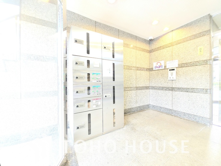 エントランス ガラス扉の奥に続く空間は、外側まで清掃が行き届いており、清潔感あふれるエントランスです。落ち着いた空間が広がり、住人や来訪者を気持ちよく迎えます。