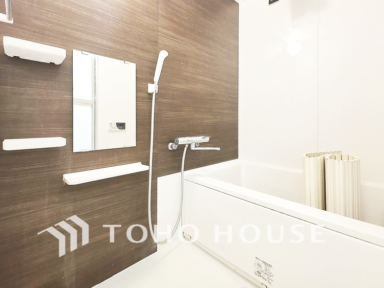 風呂 心と体を解き放つ空間。広々とした浴槽と最新の機能が、極上のリラクゼーションを提供し、疲れを完全に癒します。