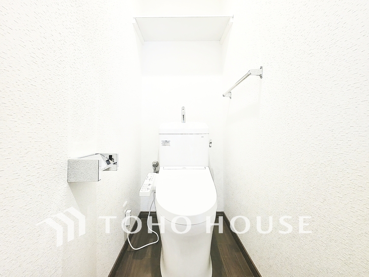 トイレ 清潔でプライベートな時間を守る空間。最新の機能と静謐なデザインが、訪れる人に心地よい安心感を与えます。