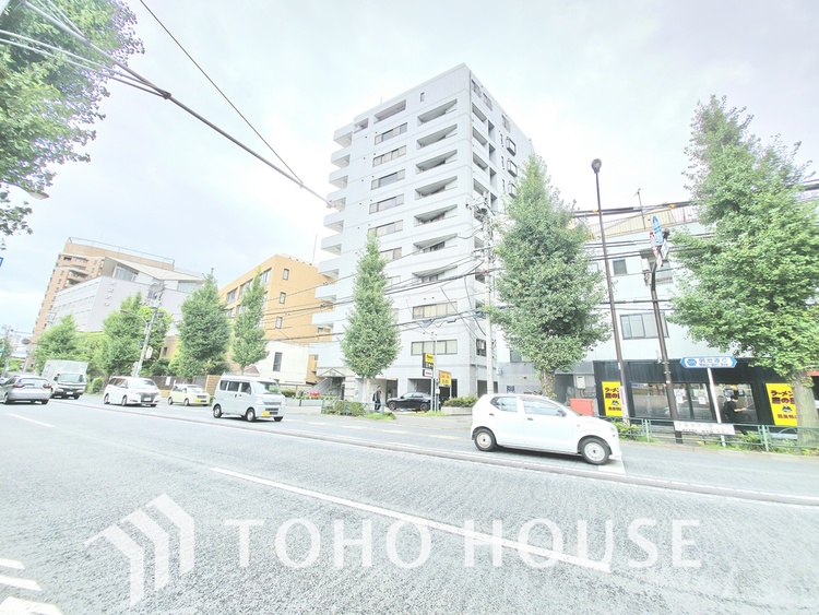 外観 通りに面した、白を基調とした清潔感のあるマンションです。周囲には緑も多く、落ち着いた雰囲気が魅力です。駅からも近く、生活しやすい環境です。