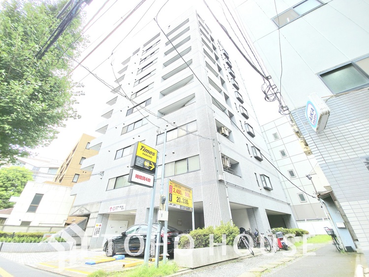 外観 通りに面した、白を基調とした清潔感のあるマンションです。周囲には緑も多く、落ち着いた雰囲気が魅力です。駅からも近く、生活しやすい環境です。