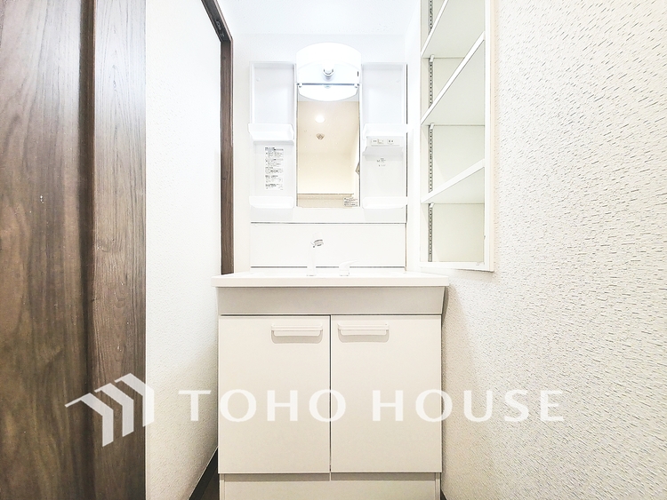 洗面 一日の始まりと終わりを彩る空間。収納力とデザイン性を兼ね備えた洗面台が、忙しい朝の身支度を優雅な時間に変えます。