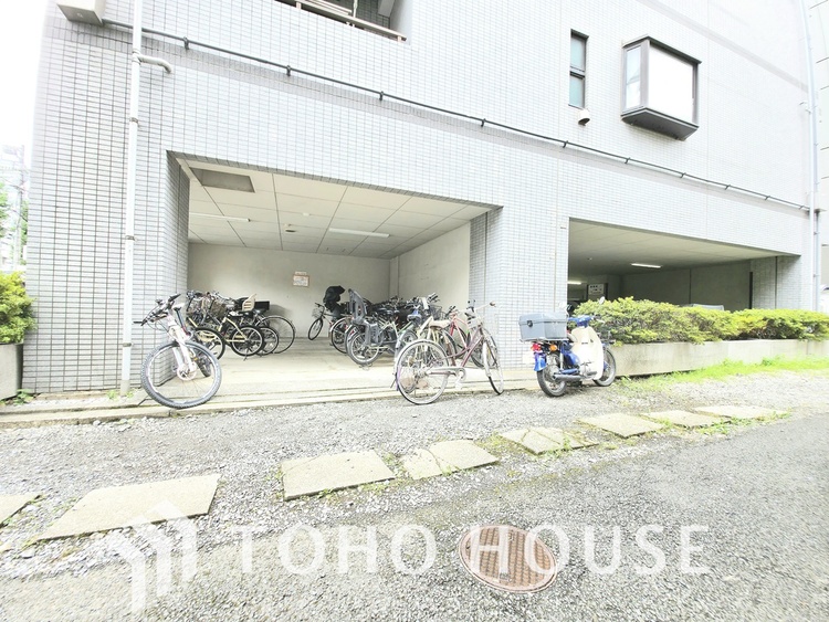 その他 屋根付きの駐輪場が完備されており、大切な自転車やバイクを雨風から守れます。屋内に駐輪できるので、盗難の心配も軽減されます。