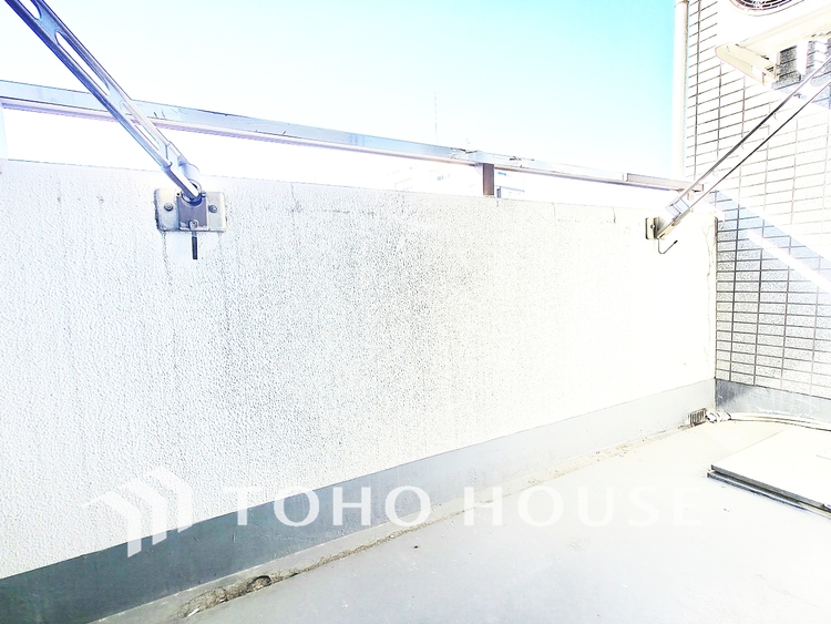 バルコニー 丁寧に手入れされた植え込みが、物件に彩りを添えています。鮮やかな緑が、都心にいながらも自然を感じさせてくれます。落ち着いた雰囲気で、日々の暮らしに安らぎを与えてくれるでしょう。