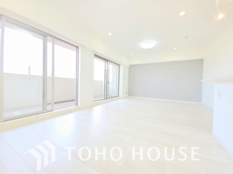 内装 可動式間仕切りを開ければ、リビングと洋室を繋ぎ広々とした空間に。扉を閉めれば、それぞれの個室として利用できます。暮らし方に合わせてフレキシブルに使える、便利な間取りです。