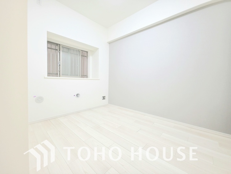 内装 温かみのある木目調のフローリングと白い壁が、清潔感あふれる空間です。窓が2つあり、明るく開放的。ベッドやデスクを置いてもゆとりのある広さで、快適に過ごせます。