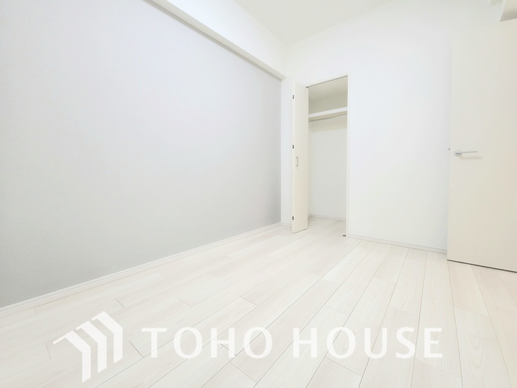 内装 明るい窓から光が差し込む、居心地の良い子供部屋です。温かみのある木目調のフローリングと白い壁は、どんなインテリアにも馴染みます。エアコンも完備され、一年中快適に過ごせます。