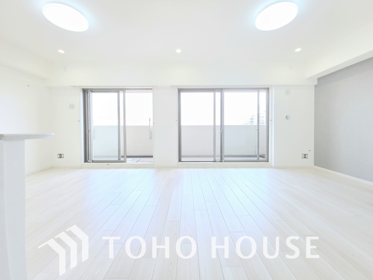 内装 南向きの窓から、豊かな光が降り注ぐ広々としたリビングです。明るい木目調のフローリングと白を基調とした壁が、開放感あふれる空間を演出します。