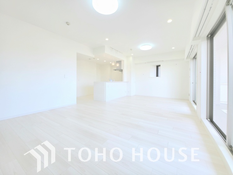 内装 南西向きの窓から、豊かな光が降り注ぐ広々としたリビングです。明るい木目調のフローリングと白を基調とした壁が、開放感あふれる空間を演出します。