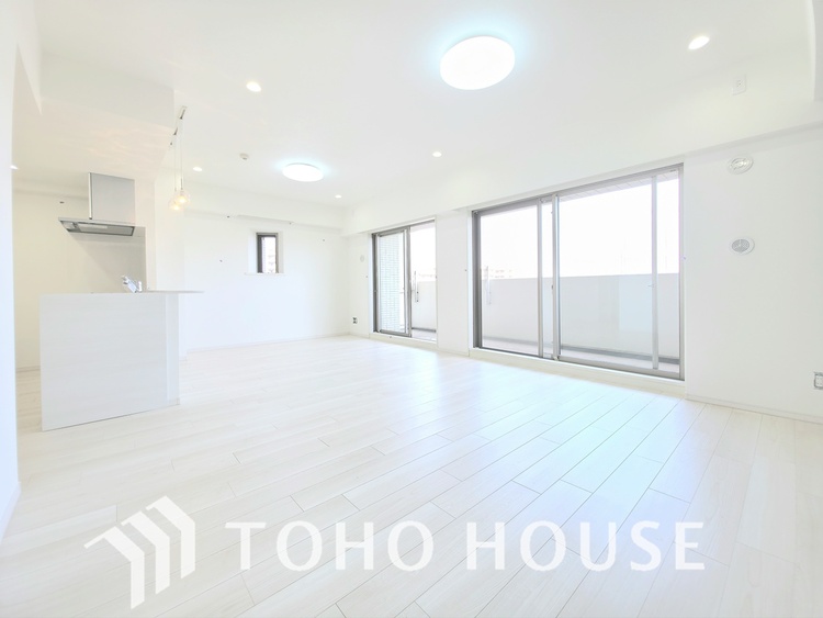 内装 南西向きの窓から、豊かな光が降り注ぐ広々としたリビングです。明るい木目調のフローリングと白を基調とした壁が、開放感あふれる空間を演出します。