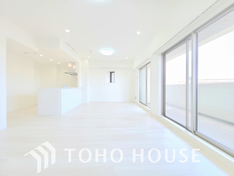 内装 南西向きの窓から、豊かな光が降り注ぐ広々としたリビングです。明るい木目調のフローリングと白を基調とした壁が、開放感あふれる空間を演出します。