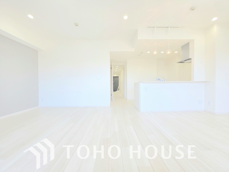 内装 南西向きの窓から、豊かな光が降り注ぐ広々としたリビングです。明るい木目調のフローリングと白を基調とした壁が、開放感あふれる空間を演出します。