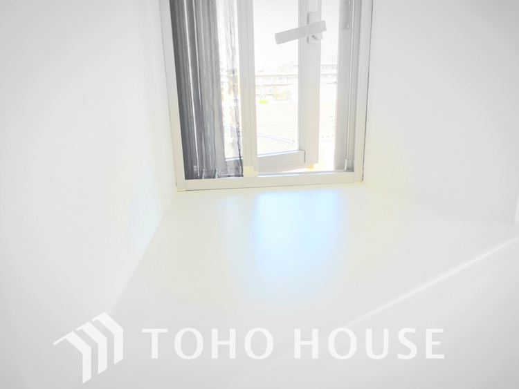 内装 各居室にはクローゼットが完備されています。衣類や荷物をすっきりと収納でき、部屋を広々と使えます。季節物の家電などもきちんと整理できるので、快適な暮らしをサポートします。