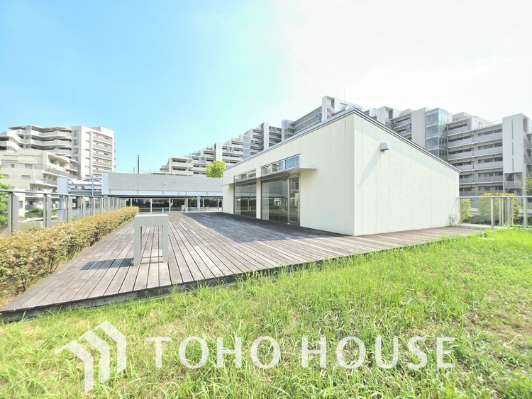 外観 グッドデザイン賞受賞の、洗練された外観のマンションです。広大な敷地に広がるテラスは、まるでリゾート地のよう。友人を招いて、開放的な時間を過ごしたくなります。