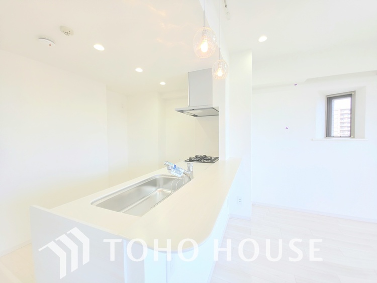 キッチン 温かみのある木目調のキッチンは、家族の様子を伺えるカウンタータイプ。窓が付いているので換気がしやすく、明るい雰囲気でお料理を楽しめます。機能的な収納スペースも魅力です。