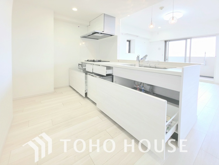 キッチン ビルトインの食器洗い乾燥機が完備されています。毎日の家事の負担を大幅に軽減し、食後の時間をゆったりと過ごせます。