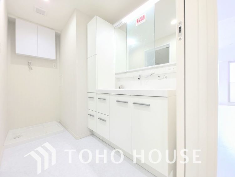 洗面 温かみのある木目調の洗面台と、大きな鏡が洗練された空間を演出します。収納スペースも豊富で、日用品をすっきりと片付けられます。