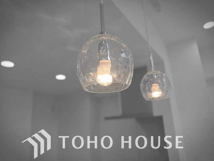 その他 ガラス製のペンダントライトが、キッチンカウンターをスタイリッシュに演出します。柔らかな光が食卓を優しく照らし、おしゃれな空間で食事を楽しめます。