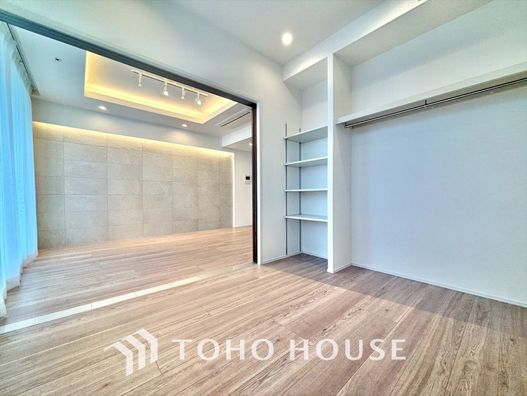 内装 風の通り道。舞い込んでくる風が優しく躍り、室内に爽やかな空気を運んでくる。そこに季節の息吹を感じて、いまがどんな季節なのかを実感する。