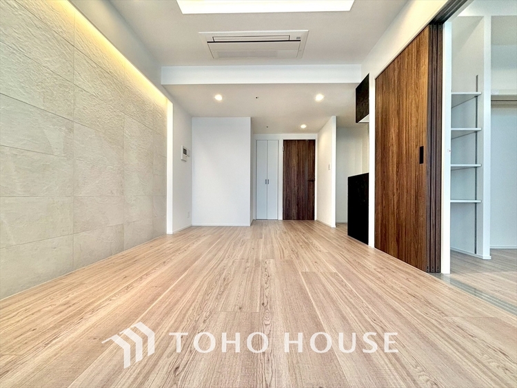 内装 叶えたかったのは落ち着きのあるナチュラルな風合い、そして開放感があるリビング。優雅な気分に浸れる幸せな時間を家族が自然と集まりたくなるこの空間で。