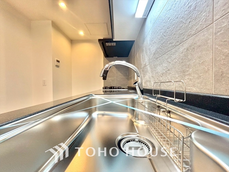 内装 ◆サンサンと◆差し込む太陽の光がこのリビングに笑いをもたらす。ソファの上のクッションがポカポカした暖気にぬくぬくと微睡んでいる。