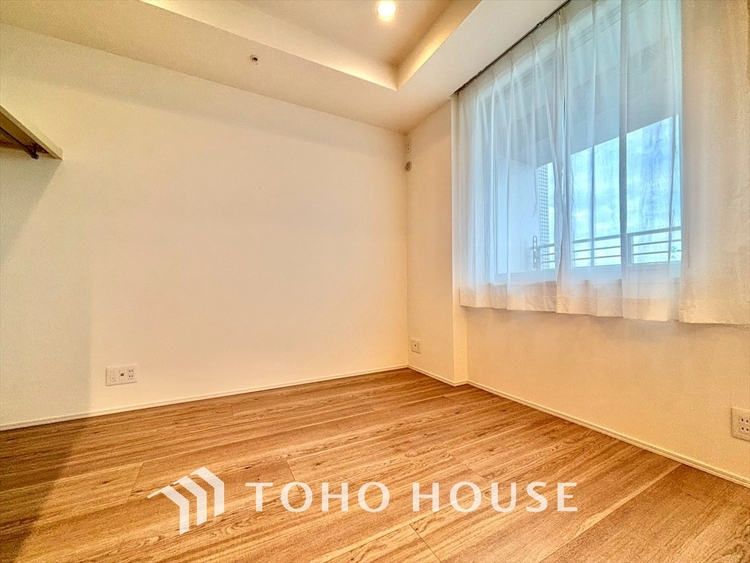 内装 使いやすく、明るい洋室に仕上がります。子供部屋や趣味のお部屋にご利用できます。ご自身で家具などを配置し、素敵な空間を創り上げられます。