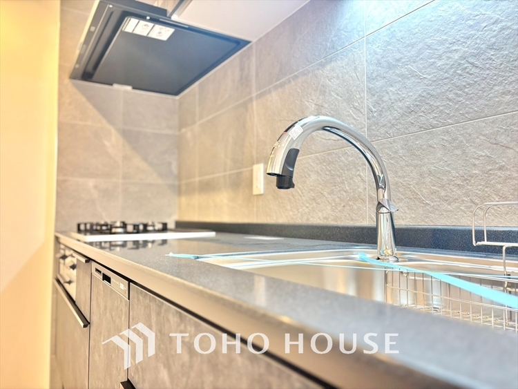 キッチン 手元の収納から、足元の収納までが全てスライド式で、奥のスペースまで有効に活用できます。奥まで上から見渡せるので、たまにしか使わない調理器具もサッと取出せます。