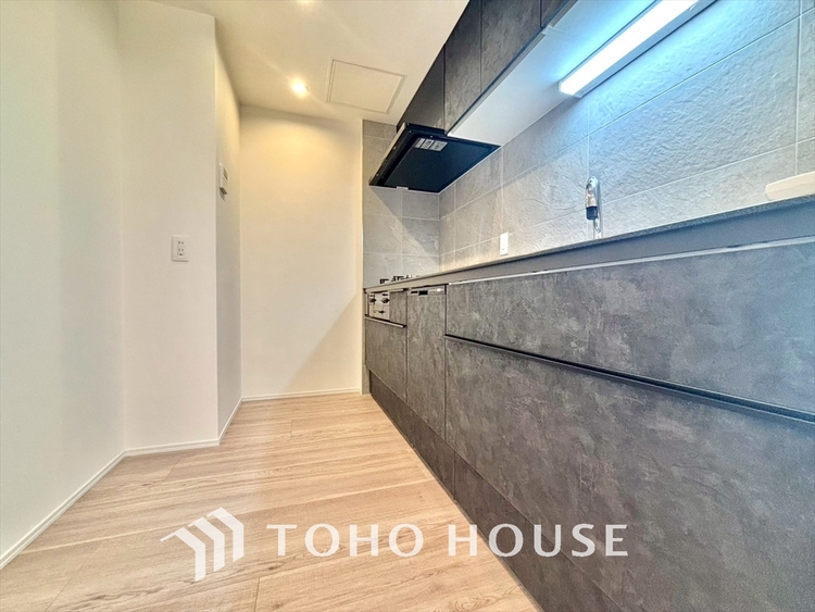 キッチン ◆愛育◆キッチンは家族の絆を育む大切な空間。シンプルで使い易いSystemKitchenで愉しく作る料理は愛情のある美味しいご馳走に。家族で使える広々としたダイニングキッチンです。