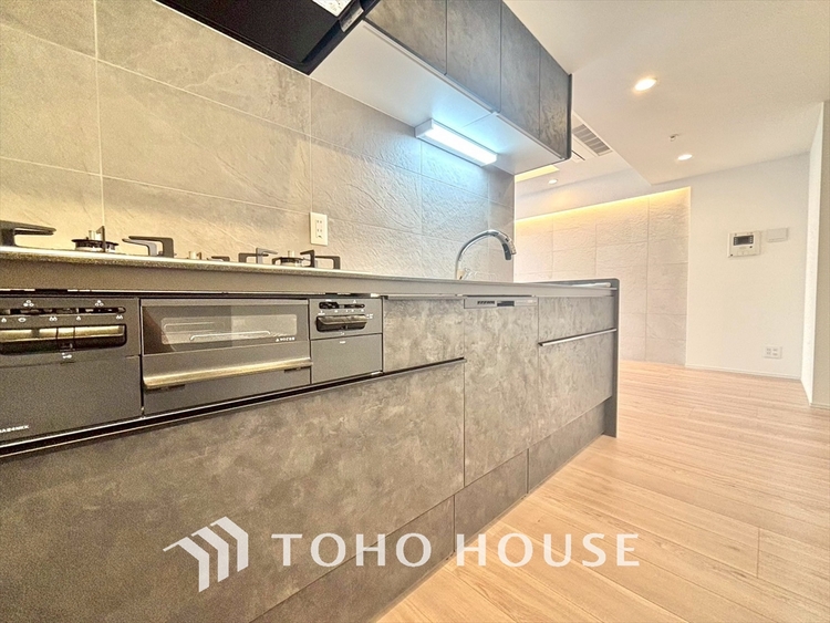 キッチン キッチンは家族の絆を育む大切な空間。シンプルで使い易いシステムキッチンで愉しく作る料理は愛情のある美味しいご馳走に。家族で使えるダイニングキッチンです。